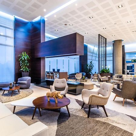 Hotel Hilton DoubleTree Bogotá Salitre AR Exterior foto The lounge at the airport