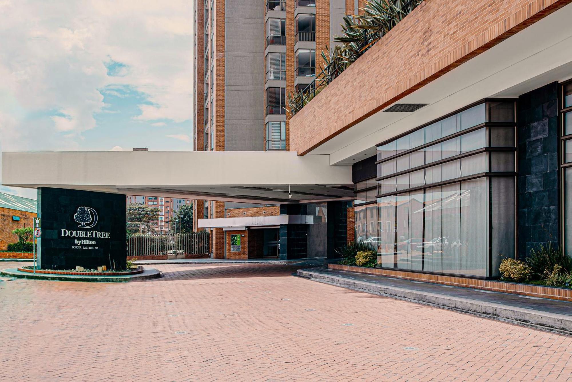 Hotel Hilton DoubleTree Bogotá Salitre AR Exterior foto Entrance of the hotel
