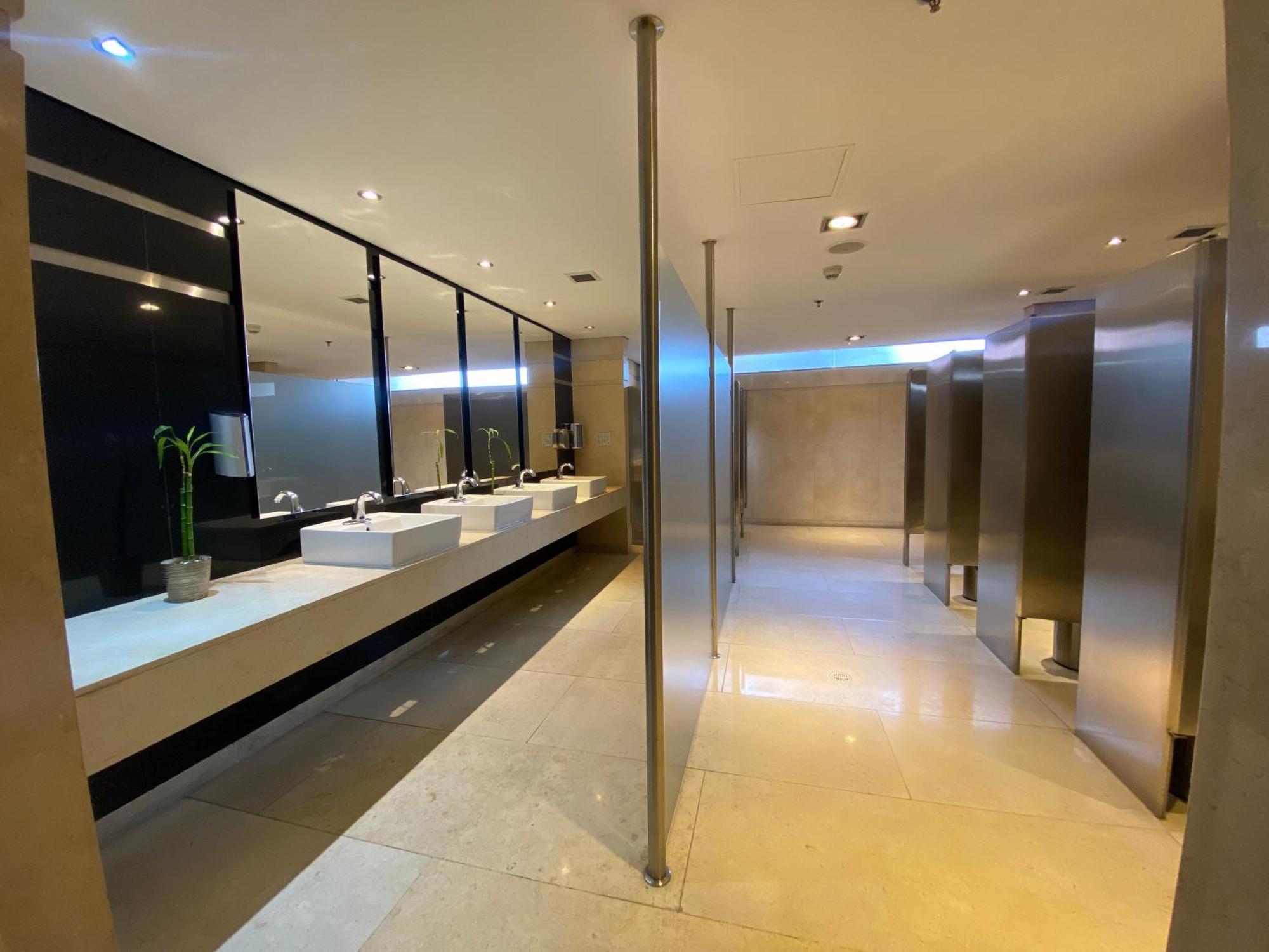 Hotel Hilton DoubleTree Bogotá Salitre AR Exterior foto The interior of the public washroom at the airport.