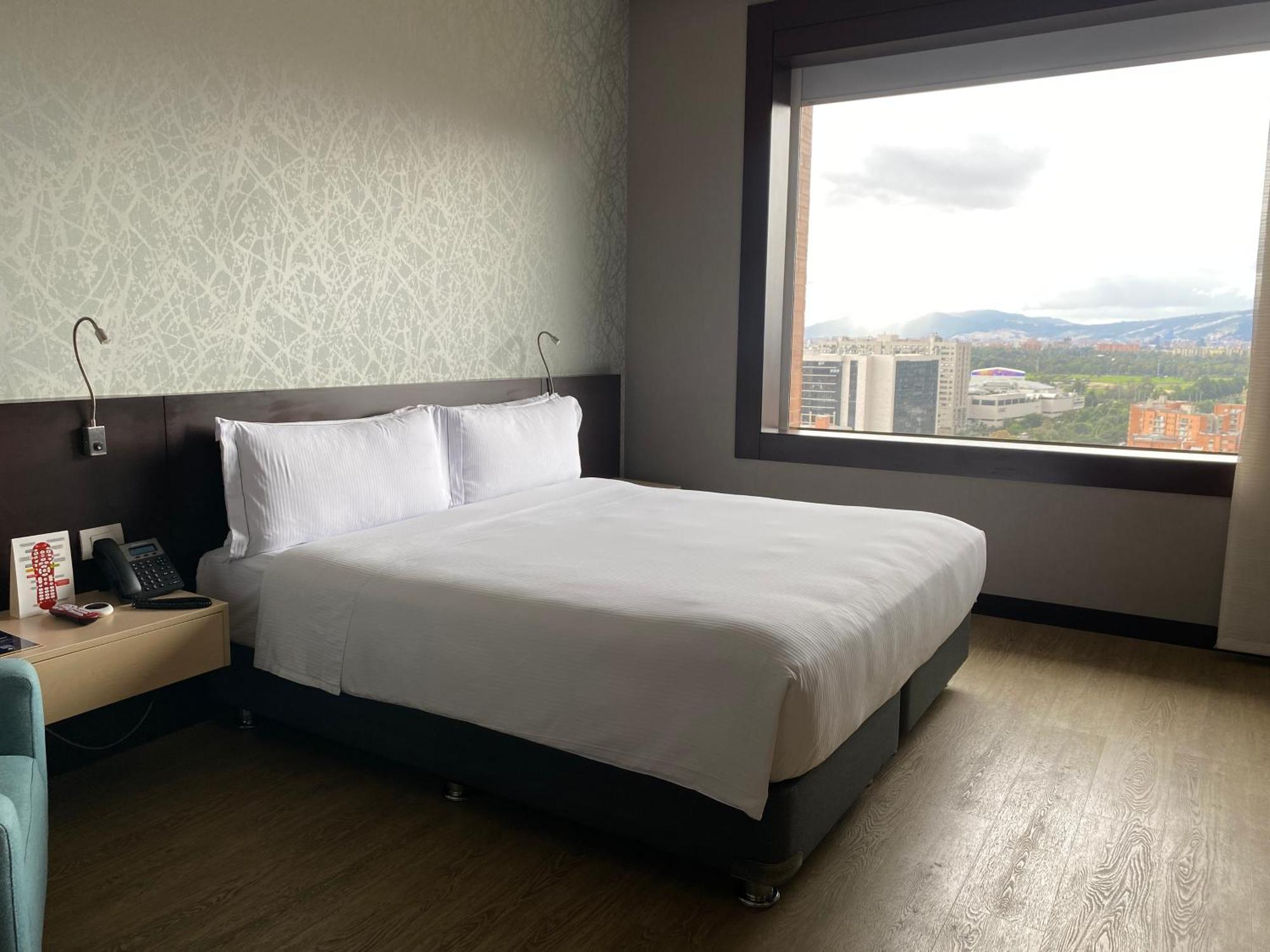 Hotel Hilton DoubleTree Bogotá Salitre AR Exterior foto A room at the hotel