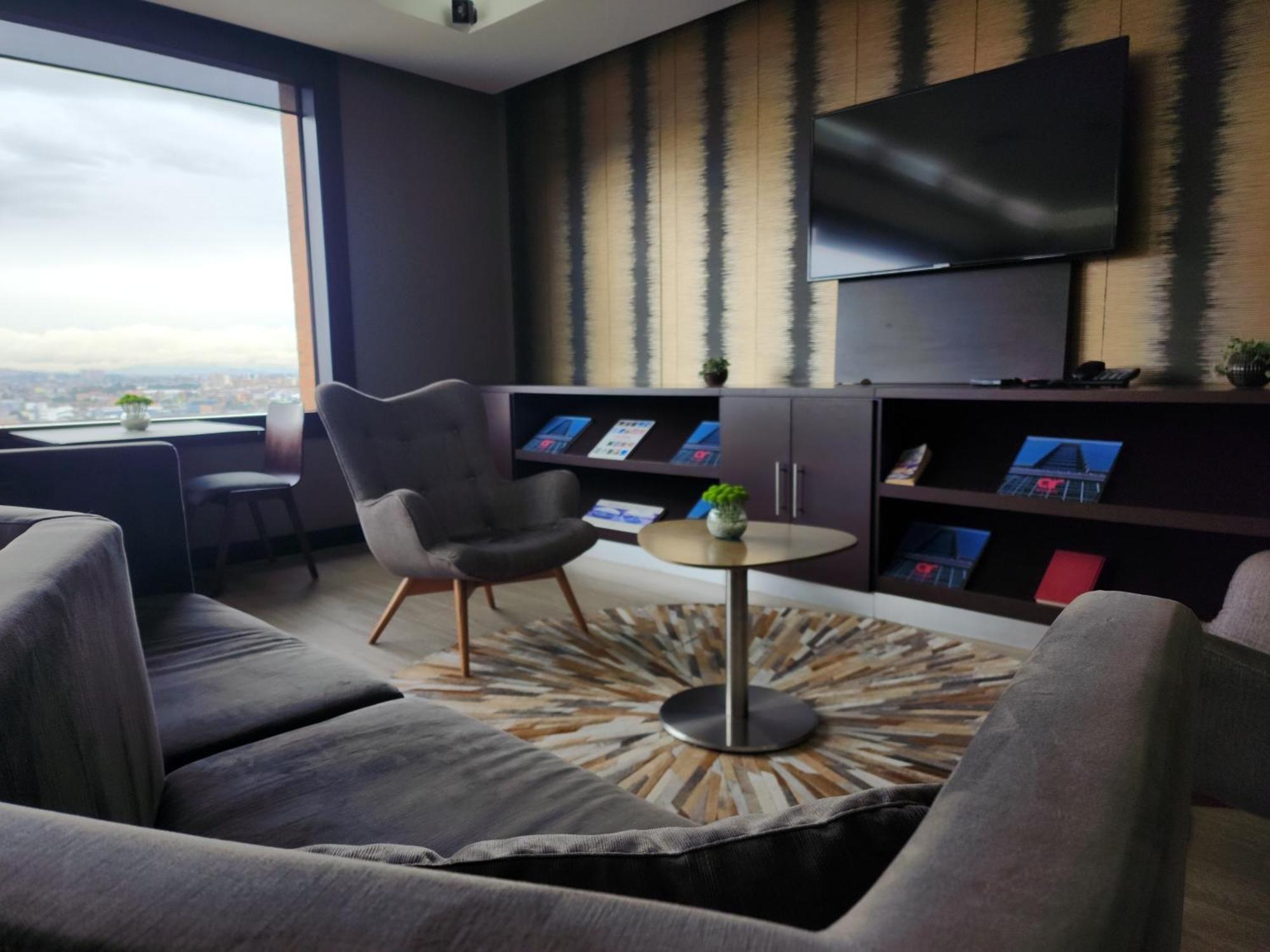 Hotel Hilton DoubleTree Bogotá Salitre AR Exterior foto The lounge at the airport