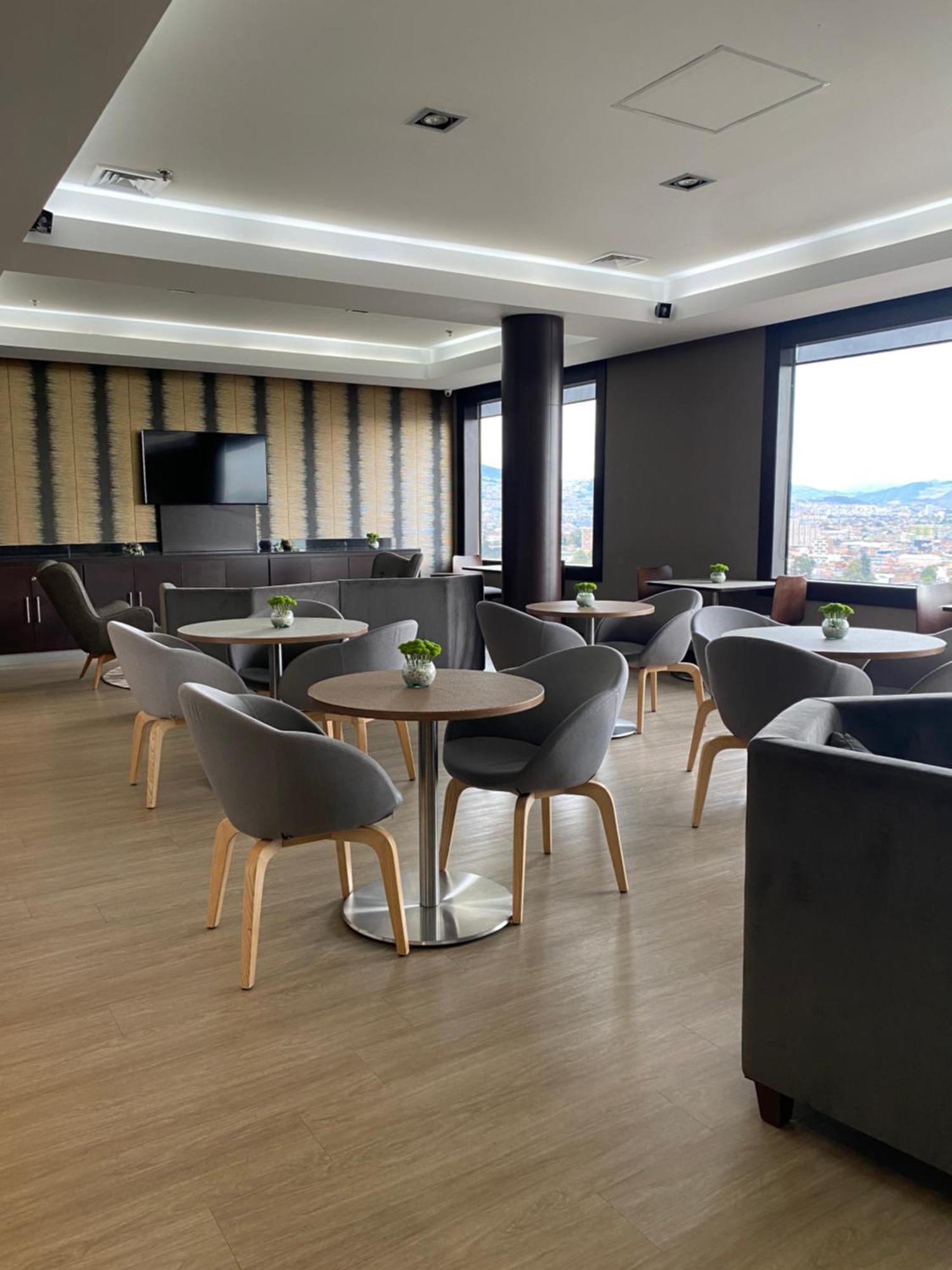 Hotel Hilton DoubleTree Bogotá Salitre AR Exterior foto The lounge at the airport.